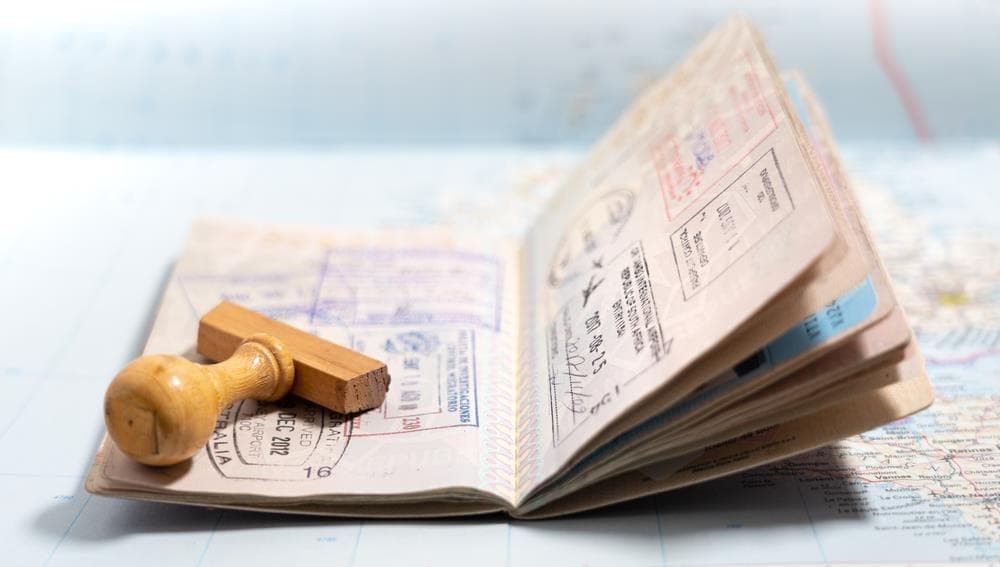 ¿Cuáles son los requisitos legales para obtener un visado o permiso de residencia en un país?